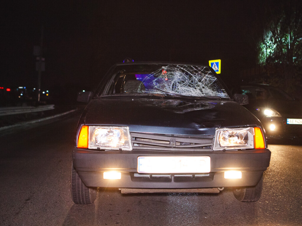 На темной дороге в Днепре ВАЗ сбил женщину: пострадавшую госпитализировали (ФОТО, ВИДЕО)