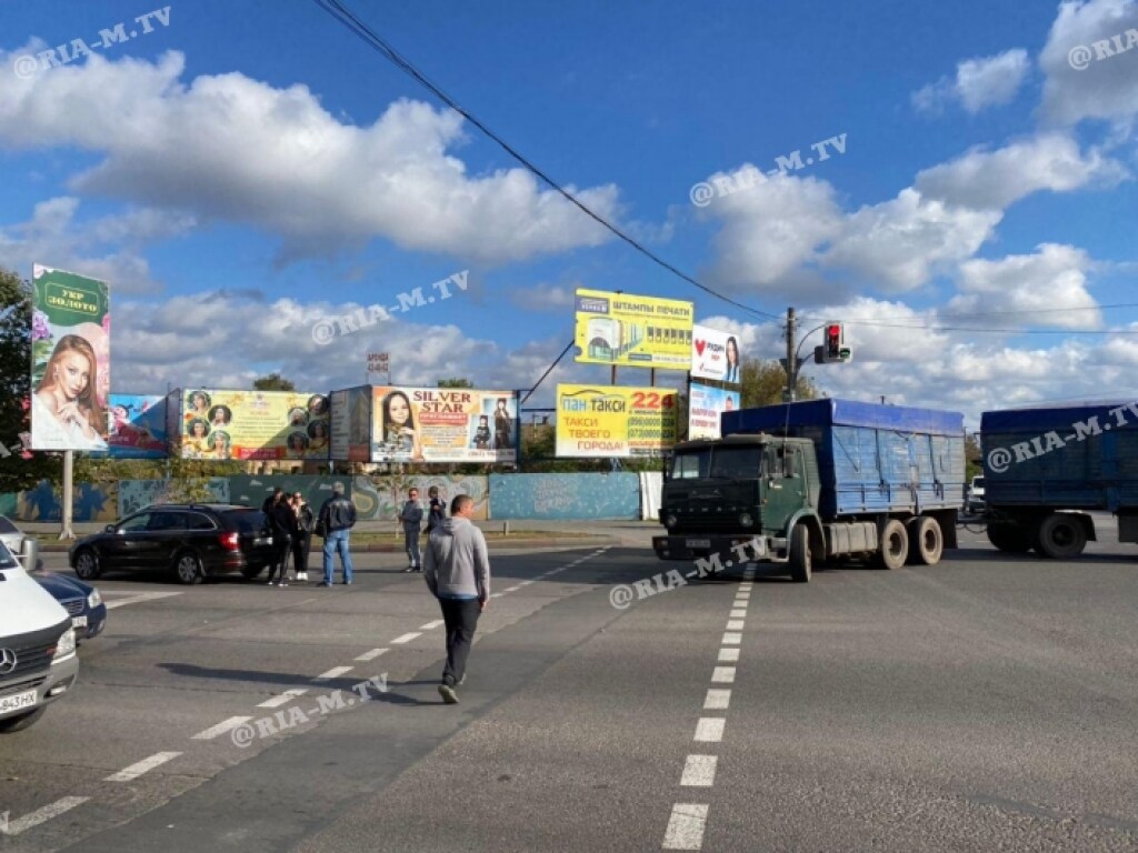 ДТП в Мелитополе: «КАМАЗ» въехал в «Шкоду» (ФОТО, ВИДЕО)