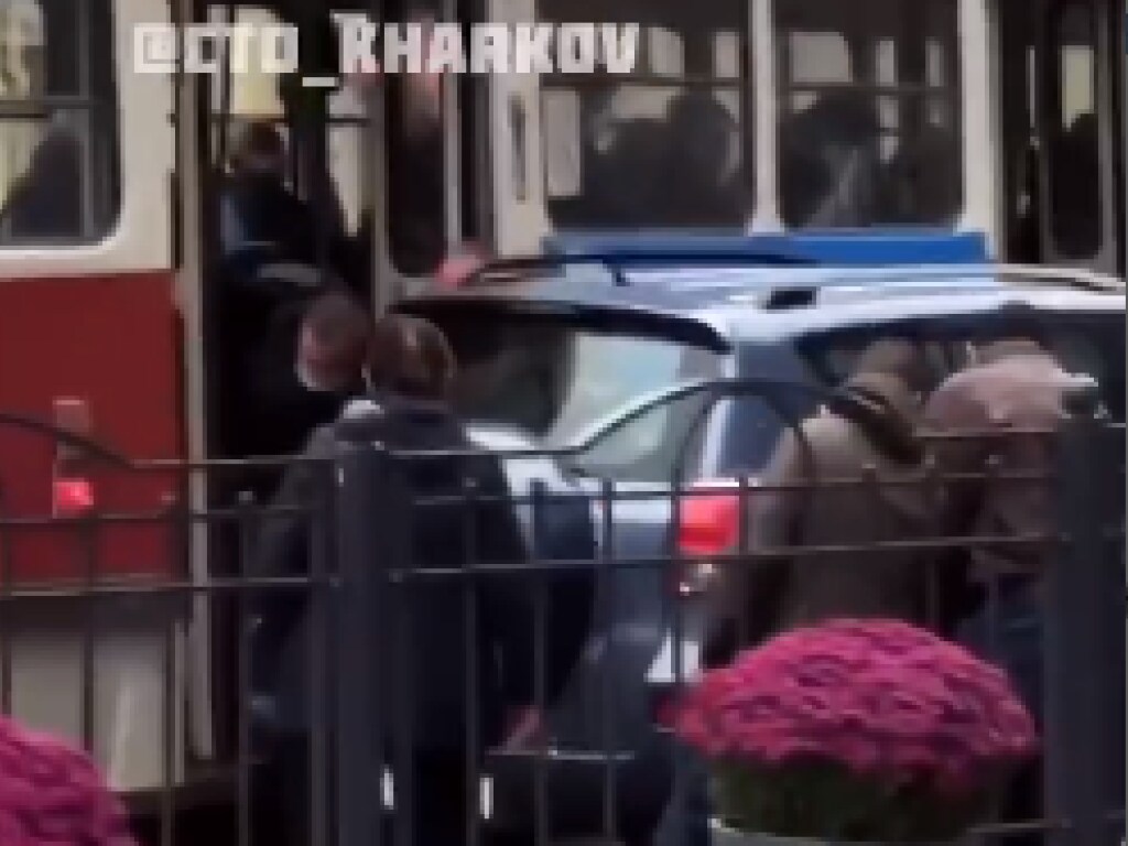 В Харькове «герой парковки» остановил движение трамваев (ФОТО)