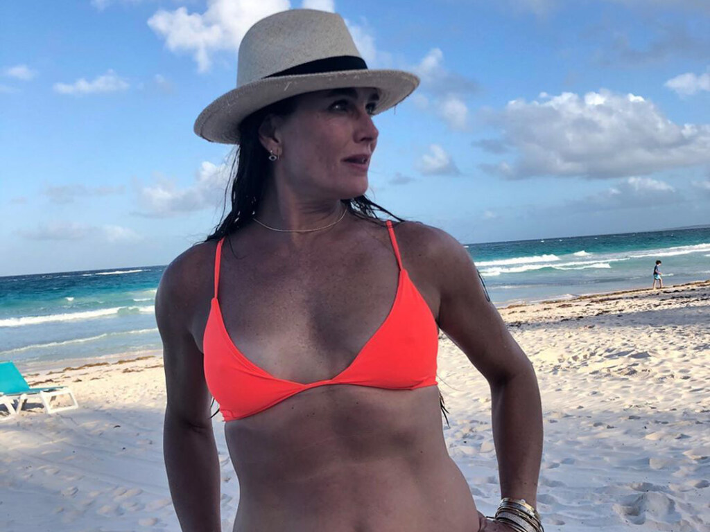 55-летняя Брук Шилдс поделилась новым снимком в смелом бикини