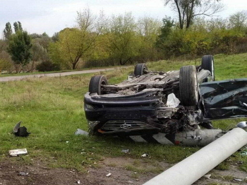 В Винницкой области водитель Hyundai при обгоне «ВАЗ» врезался в столб и перевернулся (ФОТО)