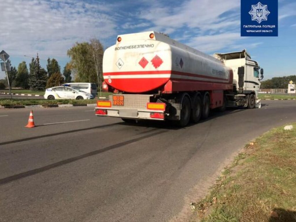 В Черкассах на повороте бензовоз столкнулся с Peugeot (ФОТО)