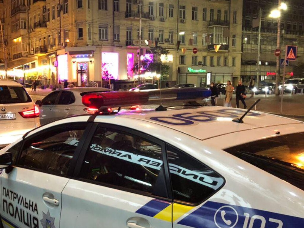 Три дня гулял на свадьбе: в центре Киева патрульные остановили BMW X5 с неадекватным водителем (ФОТО)