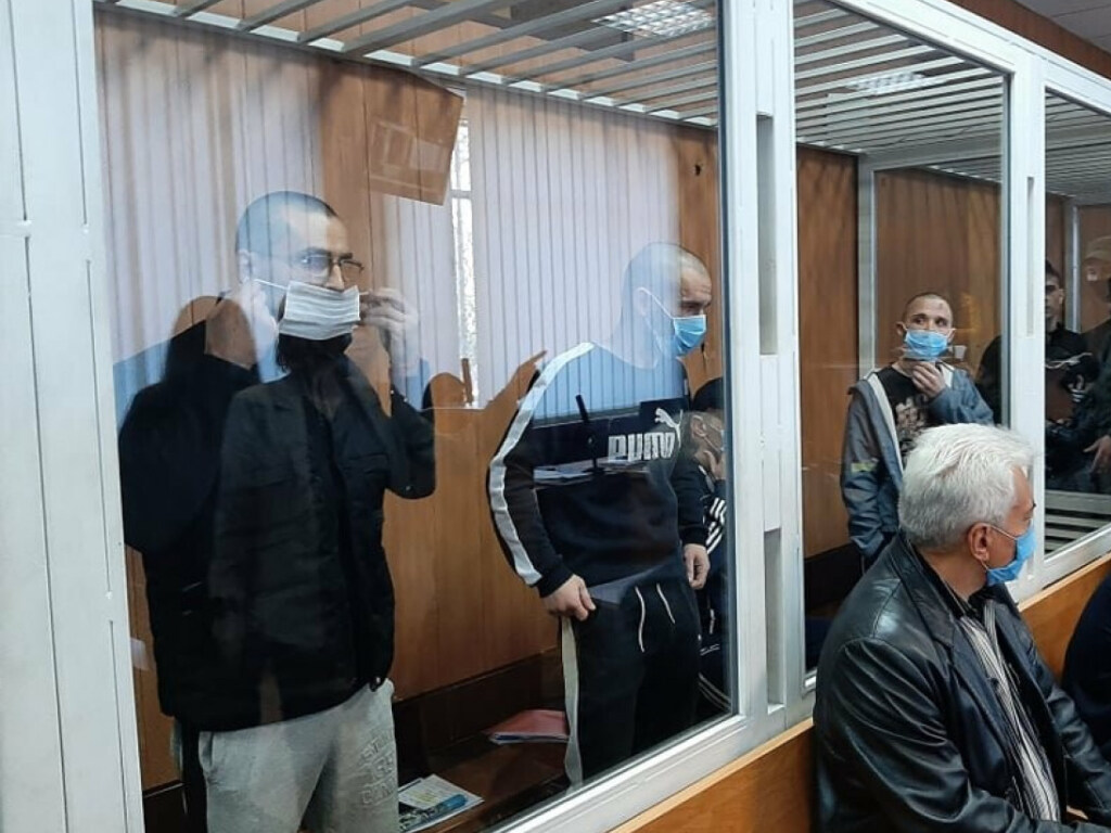 Семеро заключенных вскрыли себе вены в зале Одесского райсуда (ФОТО)