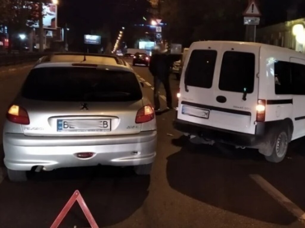 В Николаеве Opel при выезде с парковки врезался в Peugeot (ФОТО)