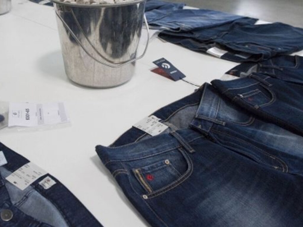 Ученые предупредили об опасности ношения узких джинсов для мужчин