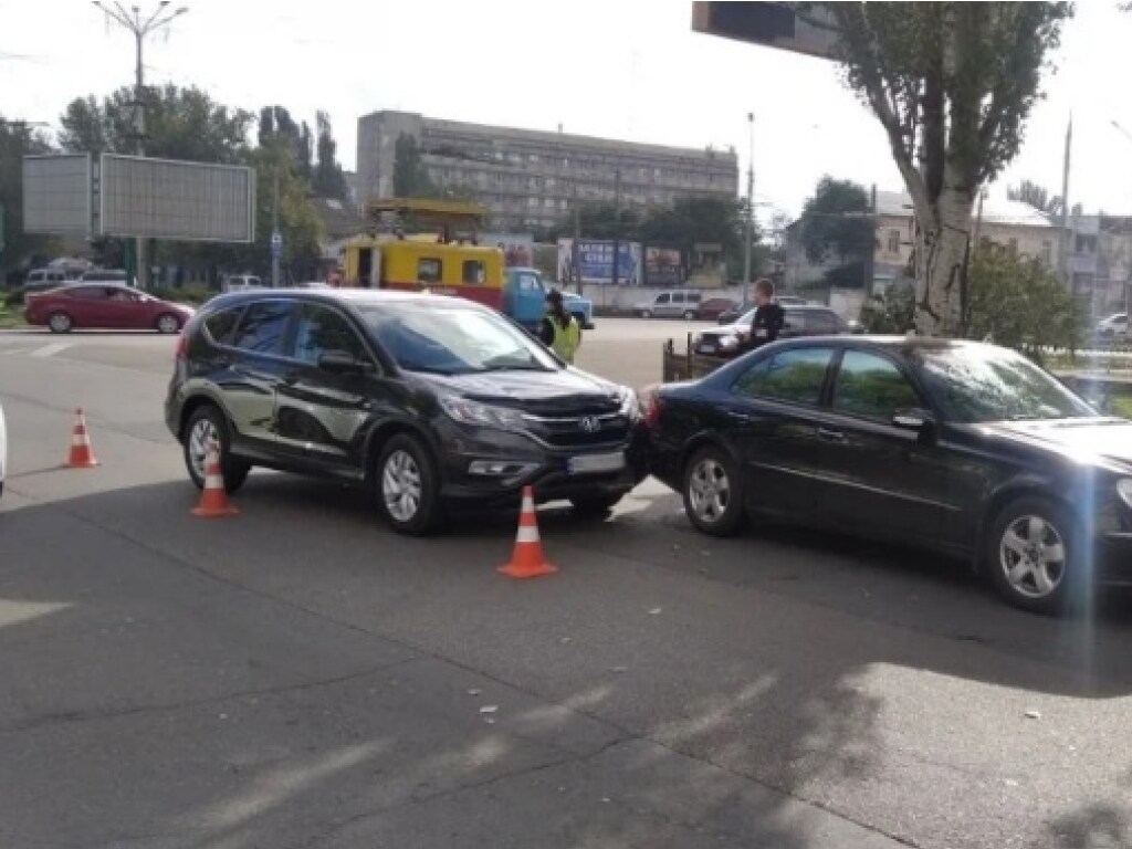 В центре Николаева водитель Honda  «догнал» Mercedes на пешеходном переходе (ФОТО)