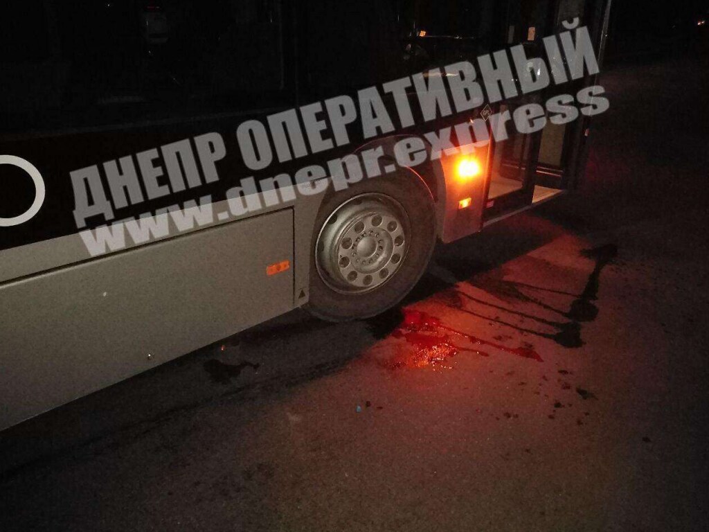 Пьяный мужчина бросился под колеса автобуса в Днепре (ФОТО)