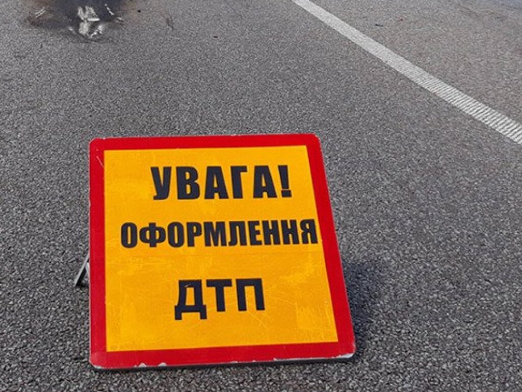 На Печерске в Киеве из-за глупого маневра водителя Opel произошло ДТП (ВИДЕО)