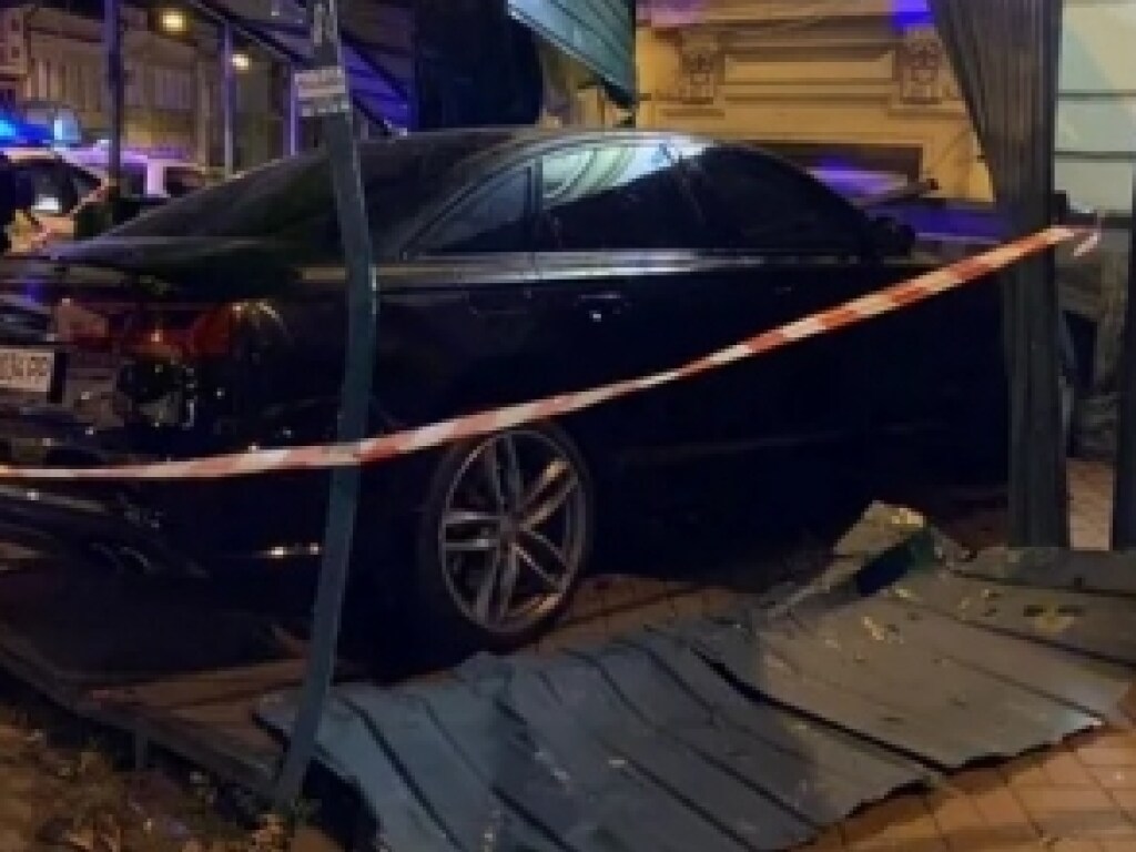 ДТП в центре Киева: Audi на большой скорости врезалось в дом, прижав к стене проходившего парня