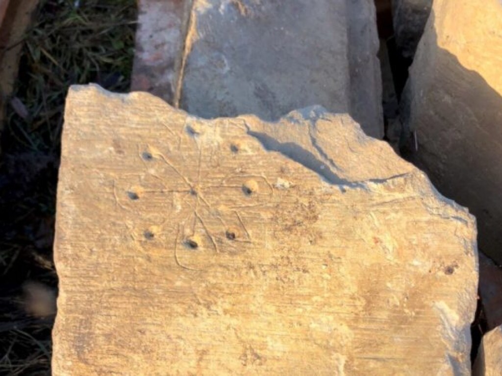 На раскопках древней церкви британские археологи нашли «ловушки» для ведьм (ФОТО)