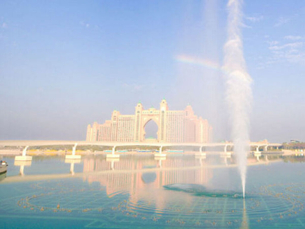 В ОАЭ появился самый большой в мире фонтан со струей воды на 105 метров (ФОТО, ВИДЕО)