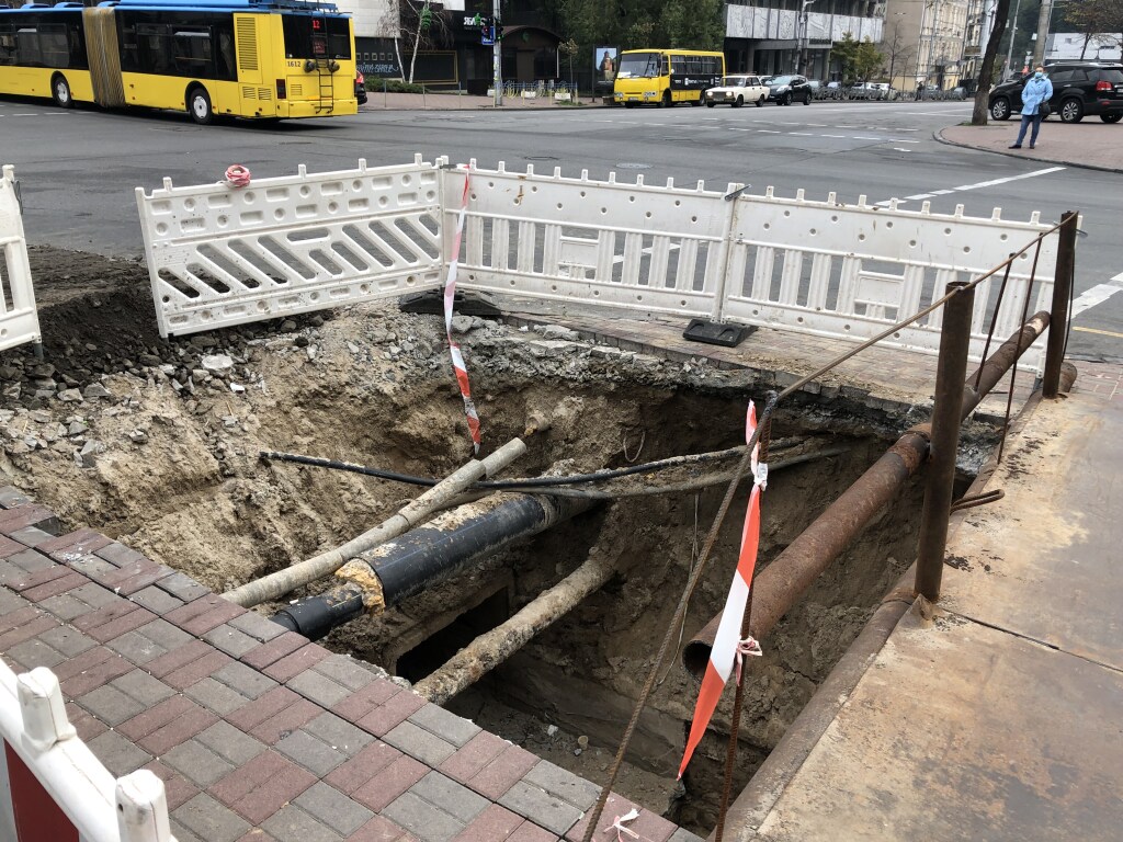 «Коммунальный» Киеве: в центре города опять разрыли скандальный перекресток (ФОТО)