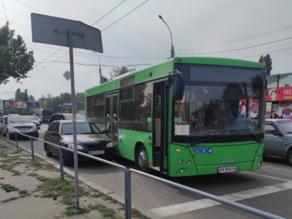 В Николаеве на светофоре Chery врезалась в автобус с пассажирами (ФОТО)