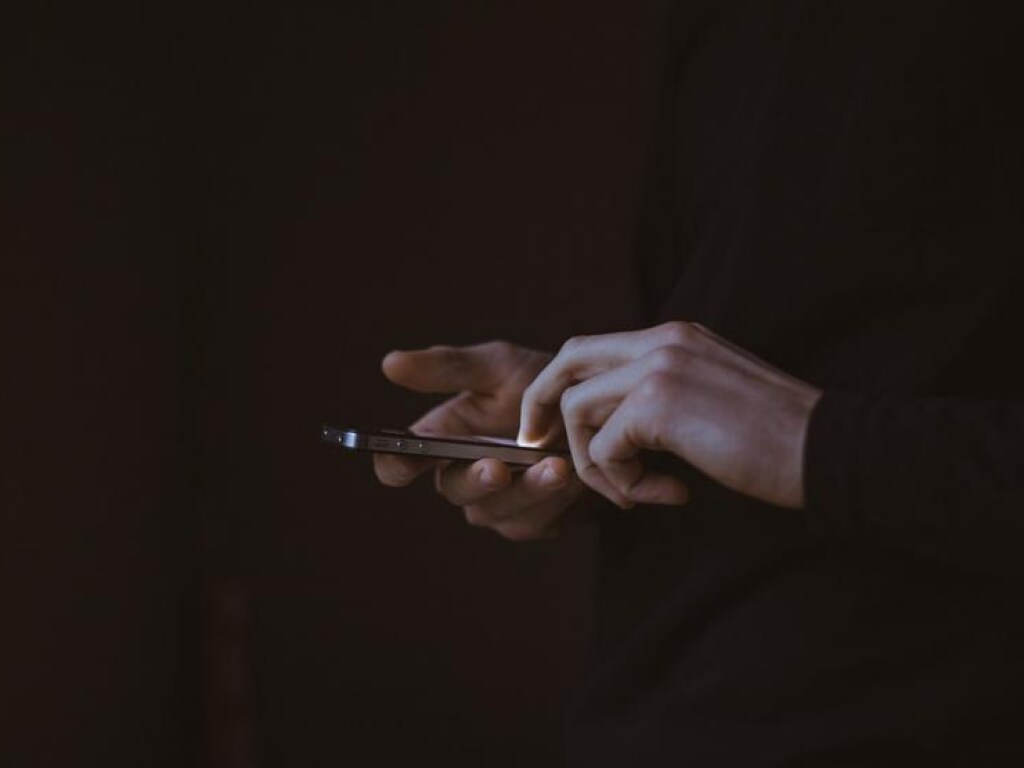 Ученые рассказали о вреде смартфонов во время секса
