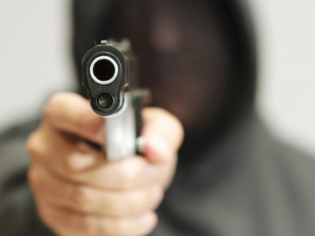 В Киеве грабитель с пистолетом напал на женщину