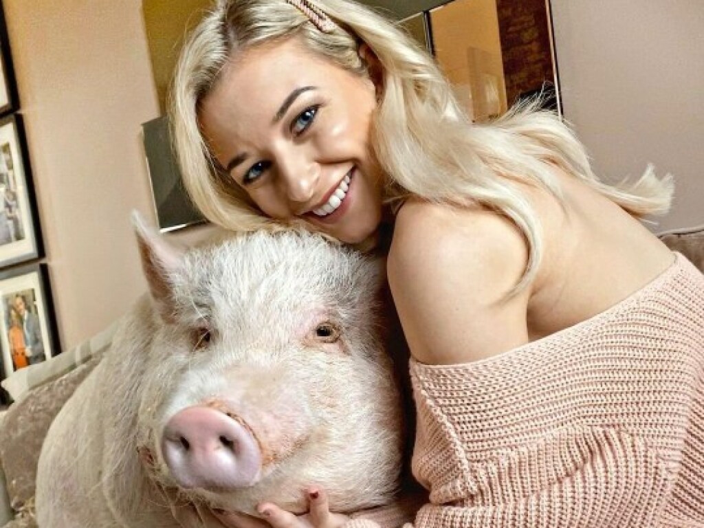 Блогерша завела себе 80-килограммового свина (ФОТО)