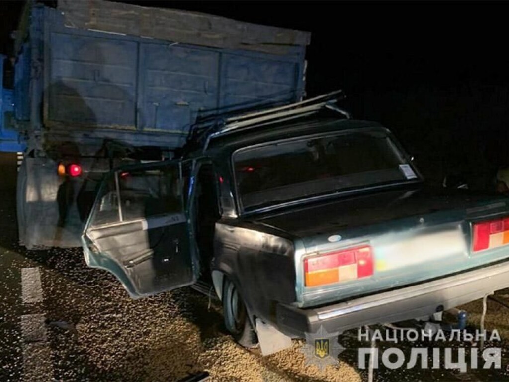 В Хмельницкой области легковушка влетела в грузовик, погибли три человека (ФОТО)