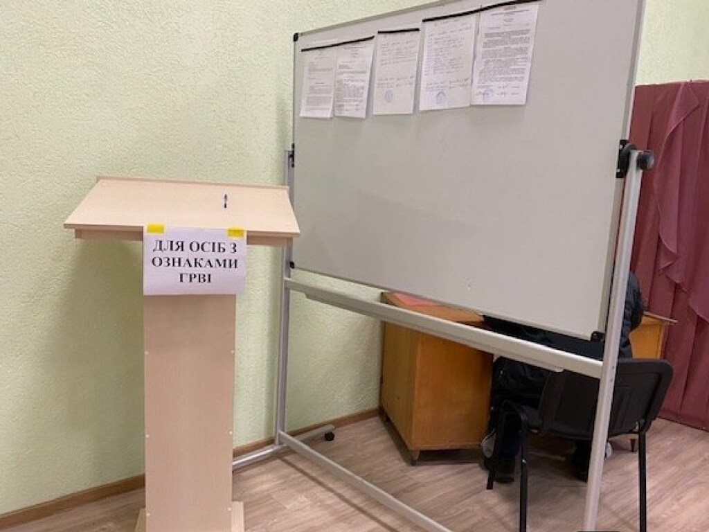 На избирательных участках в Житомире не хватает кабинок для голосования: их делают из парт и изоленты (ФОТО)