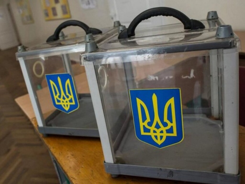 Социальная дистанция и очереди: киевляне не могут проголосовать на выборах (ФОТО)