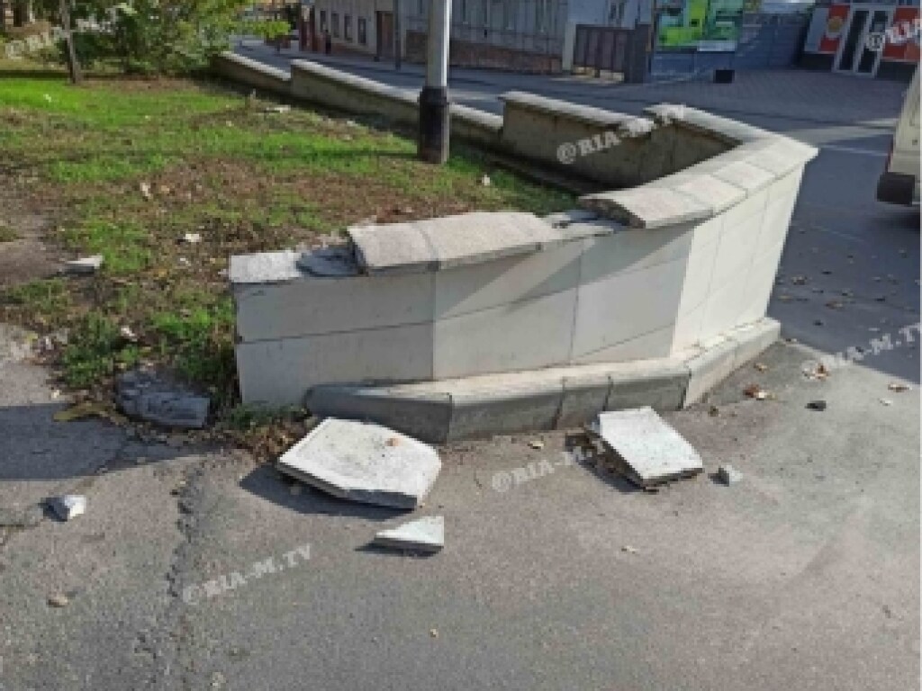 В центре Мелитополя вандалы повредили плитку (ФОТО)