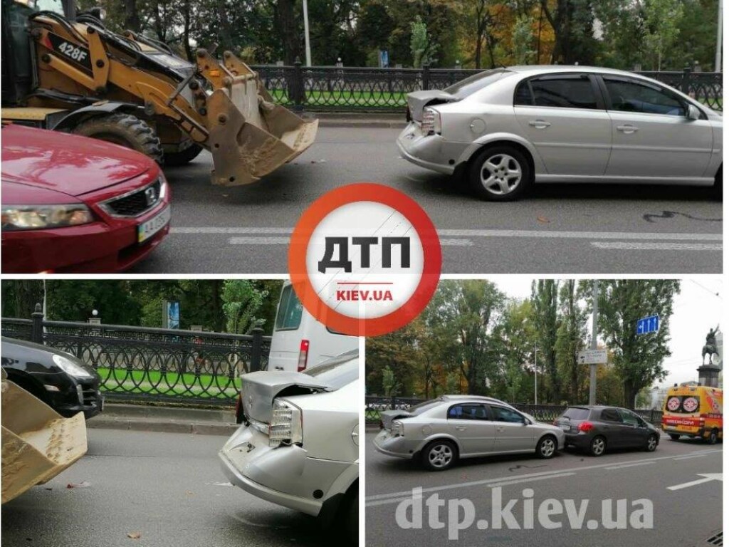 В центре Киева водитель бульдозера протаранил два автомобиля (ФОТО)