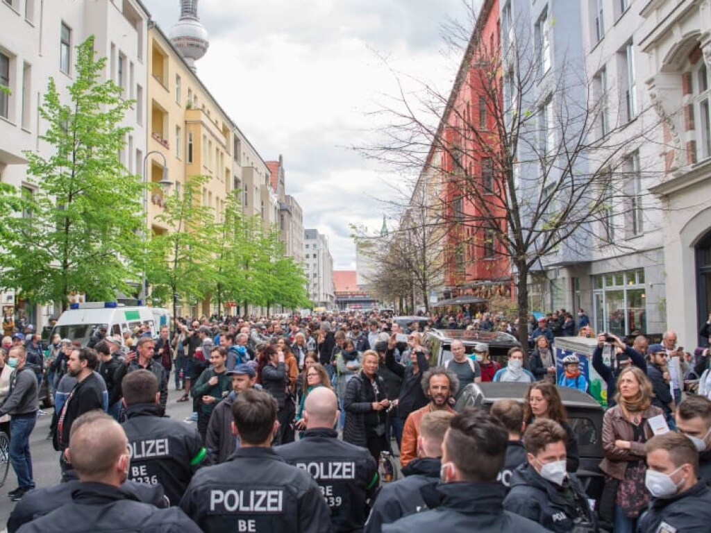 К началу демонстрации собрались 2 тысячи человек: в Германии протестовали против карантина