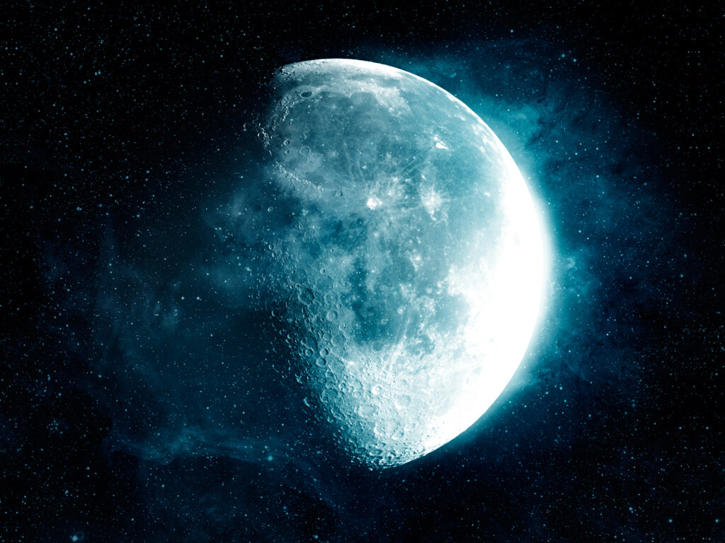 Специалисты NASA обнаружили на освещенной стороне Луны воду (ВИДЕО)