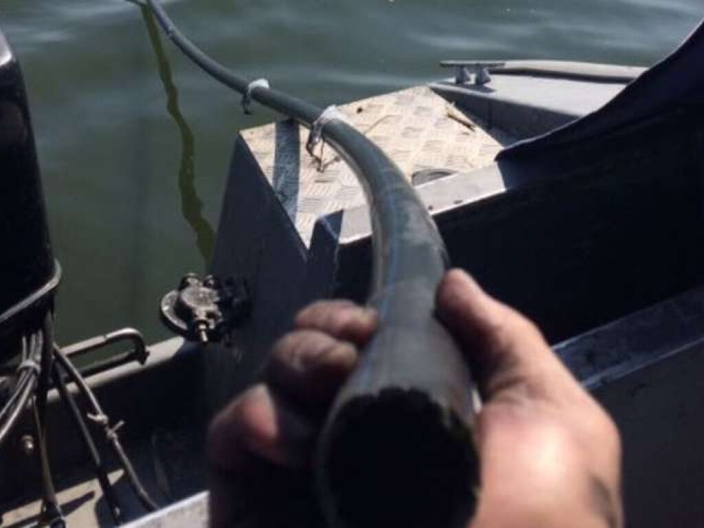 На границе с Молдовой пограничники обнаружили подводный спиртопровод (ФОТО)