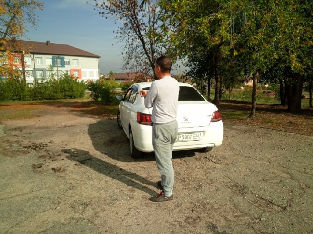 В Мелитополе «герой парковки» оставил авто прямо на детской площадке (ФОТО)