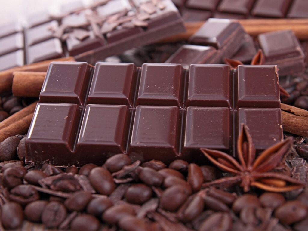 Мешает усвоению кальция: Врач предупредил о негативном воздействии шоколада на организм
