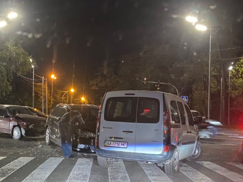 На Академгородке в Киеве на перекрестке столкнулись сразу три авто (ФОТО)