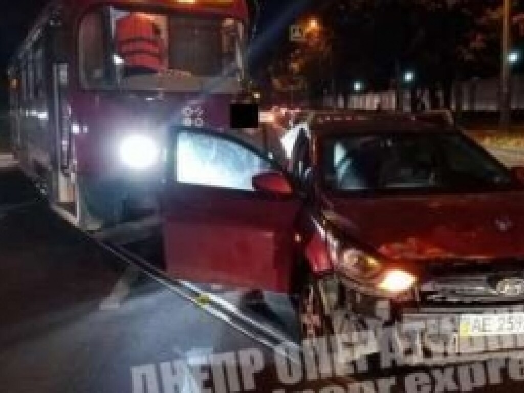 Водитель Hyundai протаранил трамвай в Днепре (ФОТО, ВИДЕО)