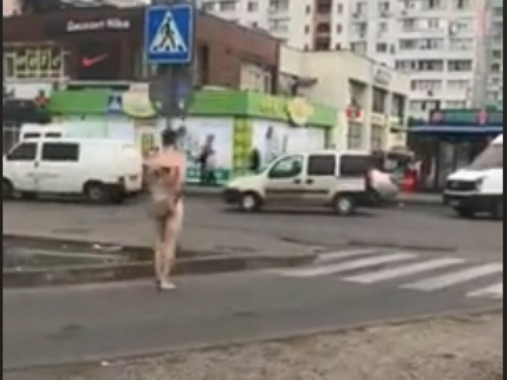 На Харьковском массиве в Киеве разгуливал абсолютно голый мужчина (ФОТО, ВИДЕО)