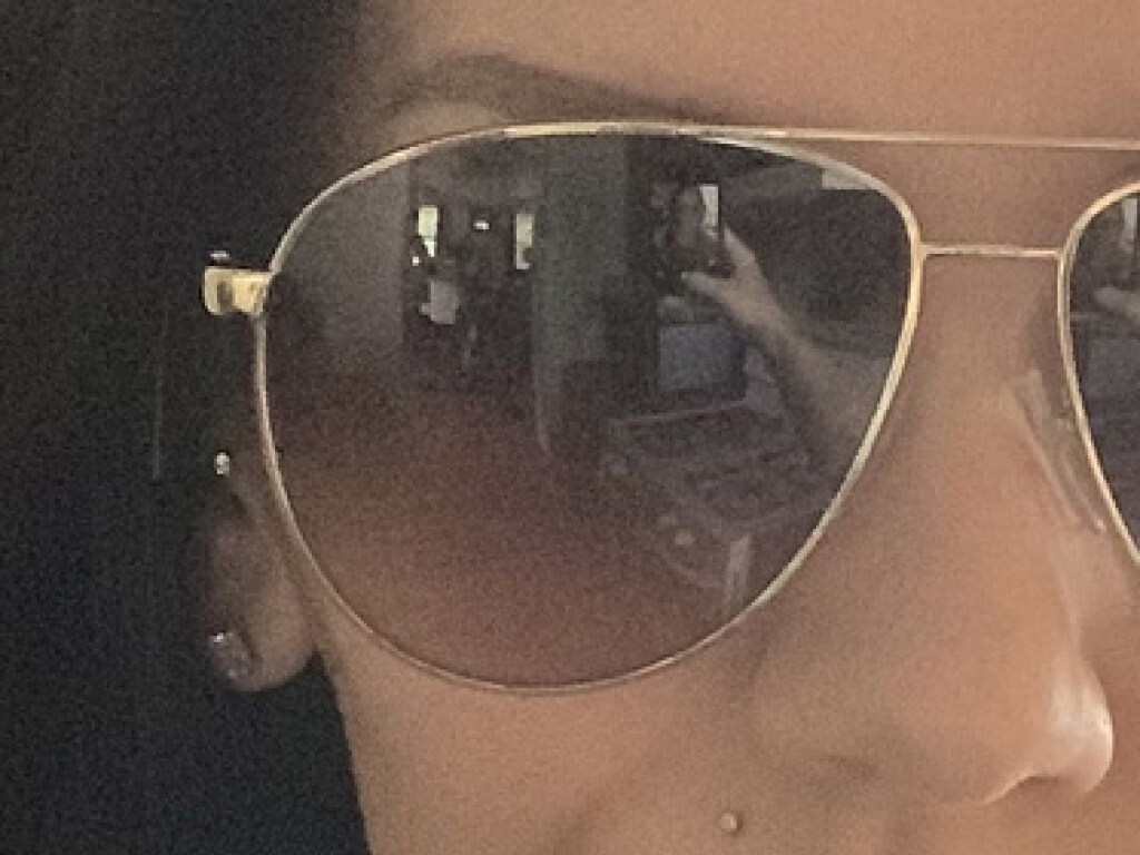 Женщина сделала селфи в солнцезащитных очках и узрела призраков на снимке (ФОТО)
