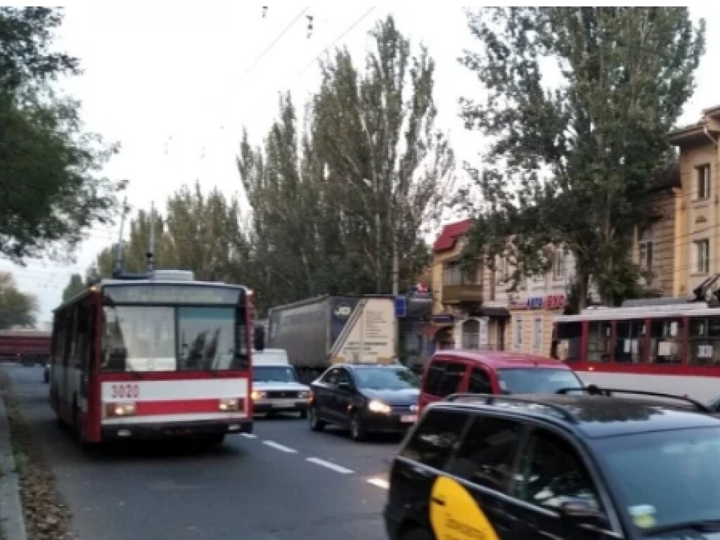 Столкнулись троллейбус, тягач и Daewoo: в Николаеве на одной улице произошло два ДТП (ФОТО)