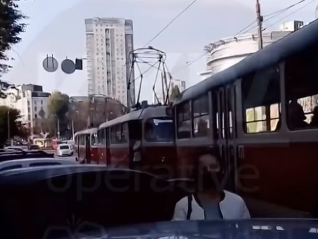 На Лукьяновке в Киеве «герой парковки» парализовал движение трамваев (ВИДЕО)