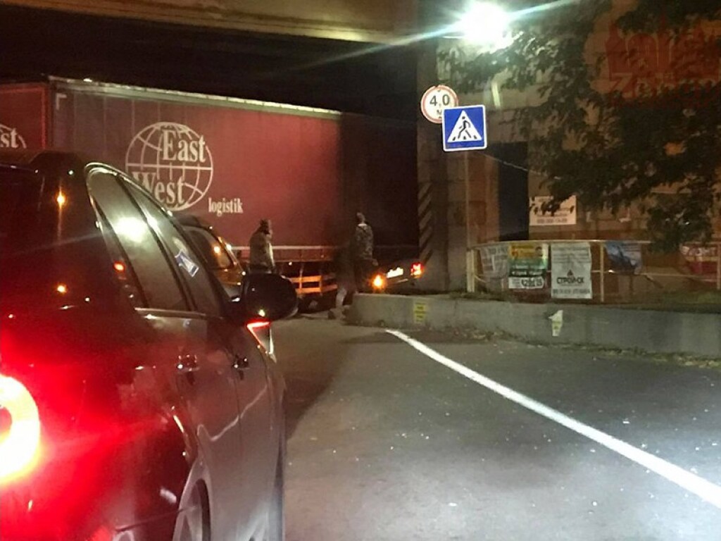 В Запорожье водитель из-за глупого маневра спровоцировал ДТП с грузовиком (ФОТО)