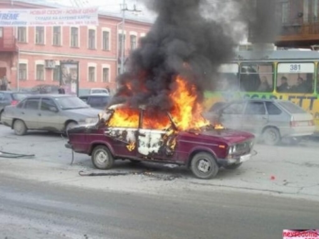 В Запорожье на ходу вспыхнул автомобиль «ВАЗ» (ФОТО)