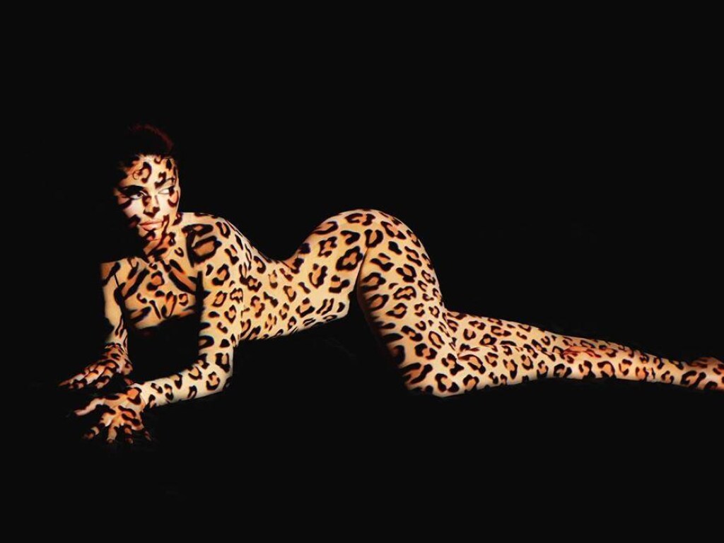 Кайли Дженнер в леопардовом комбинезоне вызвала восторг у фанатов (ФОТО)