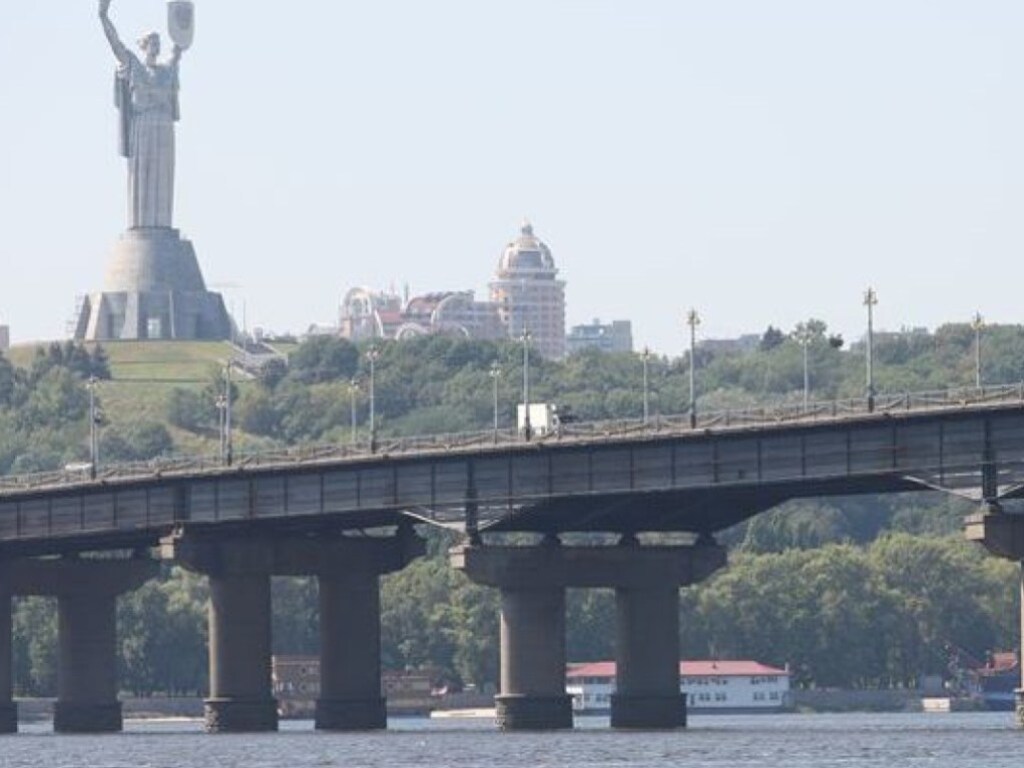 18-летний парень прыгнул в Днепр со столичного моста Патона