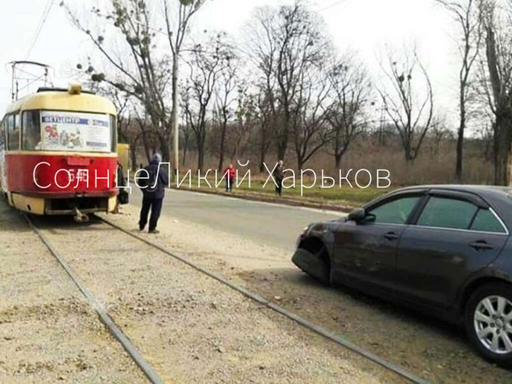 В Харькове автомобиль влетел в трамвай (ФОТО)