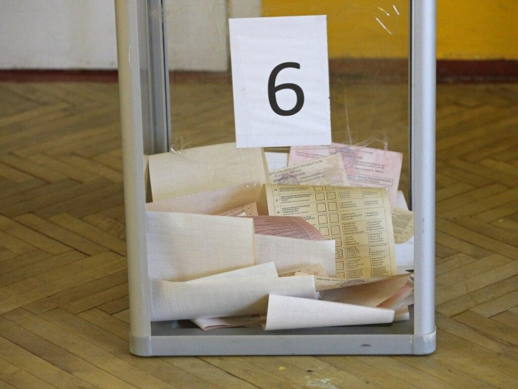 Неизвестный похитил мешок с избирательными бюллетенями в Днепре (ВИДЕО)