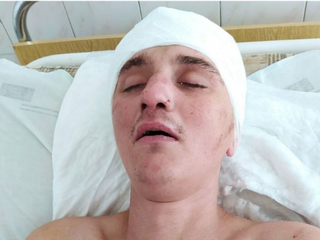 В Харькове нашли парня без сознания: медики ищут родственников пострадавшего  (ФОТО)