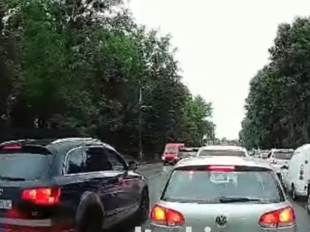 Ехал по «встречке»: В Киеве наглого водителя иномарки автомобилисты не пустили в свой ряд, опубликовано забавное видео