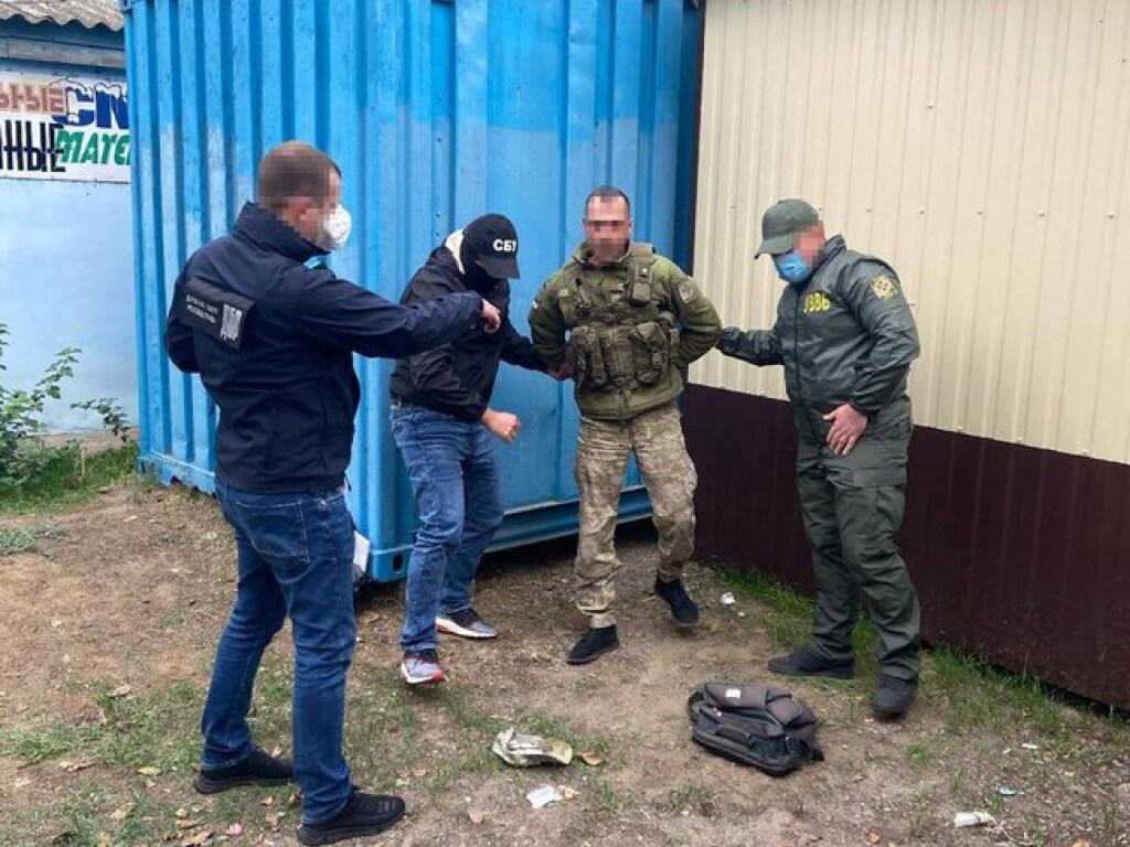 В селе в Одесской области при получении взятки в одну тысячу долларов задержали пограничника (ФОТО)