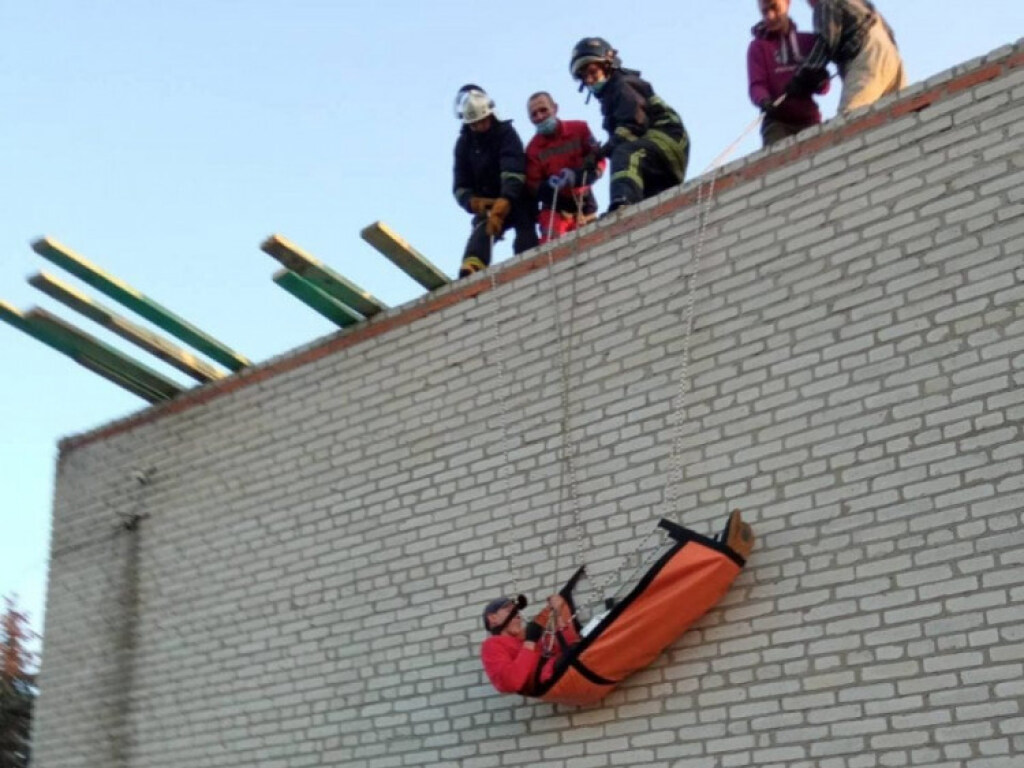 В Волынской области ремонтник получил тяжелую травму на крыше школы (ФОТО)