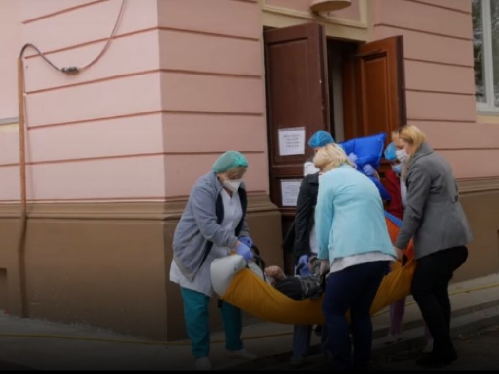 В Черновцах больного коронавирусом женщины-медики переносили в реанимацию на простынях (ФОТО, ВИДЕО)