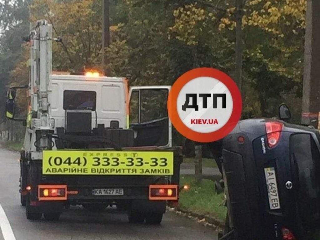 В Киеве эвакуатор наехал на яму и потерял автомобиль посреди дороги (ФОТО)