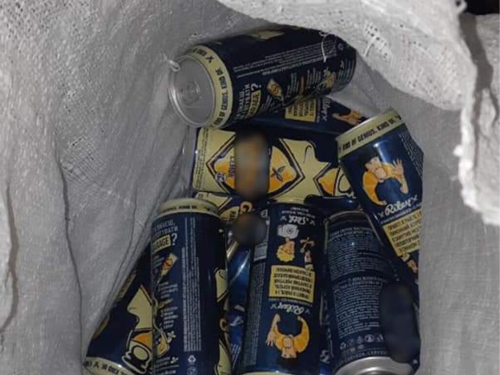 В Запорожье поймали двух парней, укравших из киоска слабоалкогольные напитки (ФОТО)